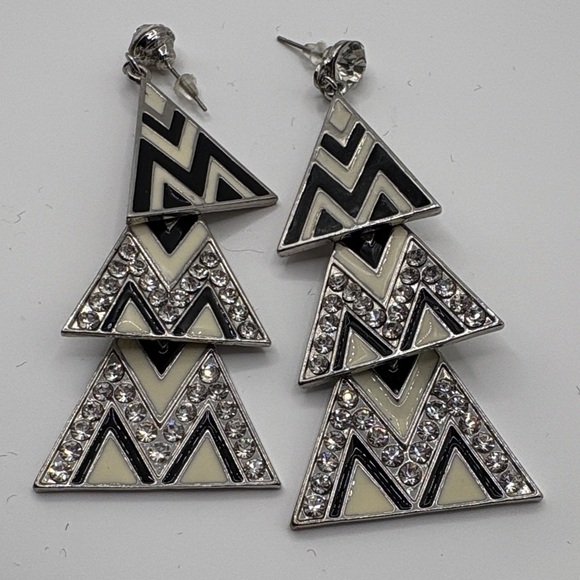 Vintage Jewelry - Vintage Black and Silver Chevron Earrings 3”
zig zigzag